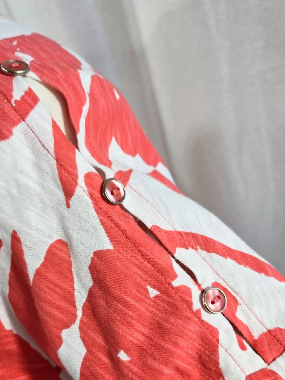 Chico's Red Pink White Abstract Floral Slub Knit Cutout Shoulder Top Beachy - Picture 4 of 9
